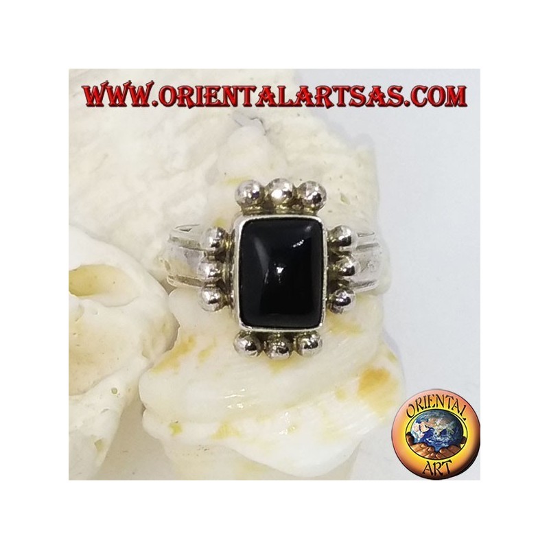 Silberring mit rechteckigem Onyx und einer Reihe von drei Kugeln auf jeder Seite