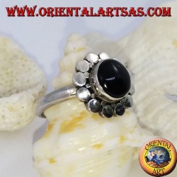 Anillo plateado tipo margarita con cabujón de ónix redondo
