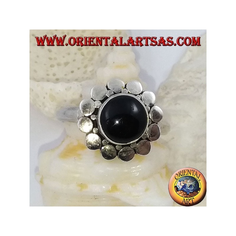 Anillo plateado tipo margarita con cabujón de ónix redondo