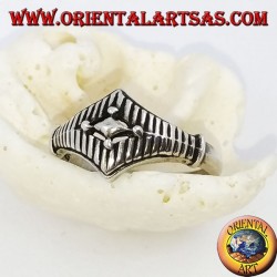 Bague en argent avec losanges superposés et gravures à rayures