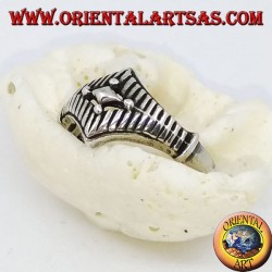 Bague en argent avec losanges superposés et gravures à rayures