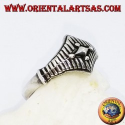 Bague en argent avec losanges superposés et gravures à rayures