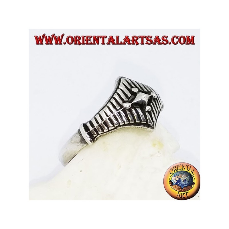 Anello in argento a rombi sovrapposti e incisioni a righe