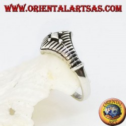 Bague en argent avec losanges superposés et gravures à rayures