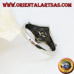 Bague en argent avec losanges superposés et gravures à rayures