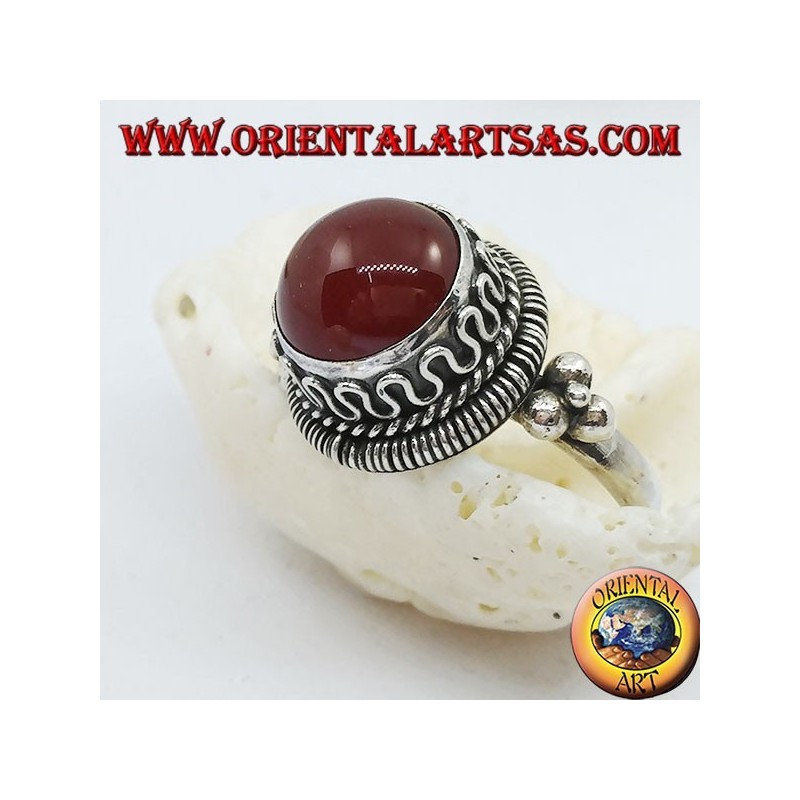 Silver ring with raised round carnelian and stripes and continuous serpentine on the sides (20)