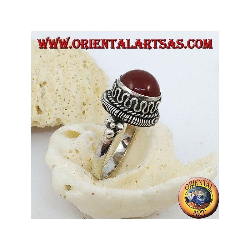 Silver ring with raised round carnelian and stripes and continuous serpentine on the sides (20)