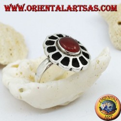 Anillo de plata con forma de flor con cornalina ovalada y pétalos calados