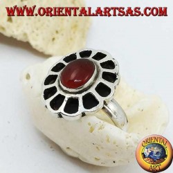 Silberring in Form einer Blume mit ovalem Karneol und durchbrochenen Blütenblättern