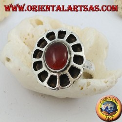 Anillo de plata con forma de flor con cornalina ovalada y pétalos calados