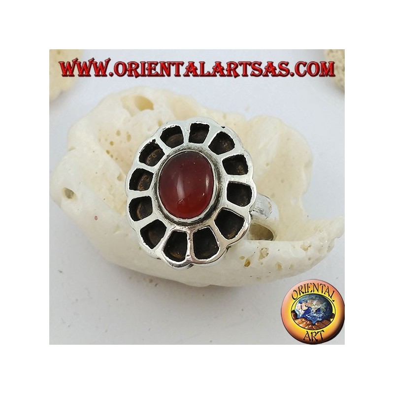 Silberring in Form einer Blume mit ovalem Karneol und durchbrochenen Blütenblättern