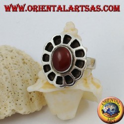 Anillo de plata con forma de flor con cornalina ovalada y pétalos calados