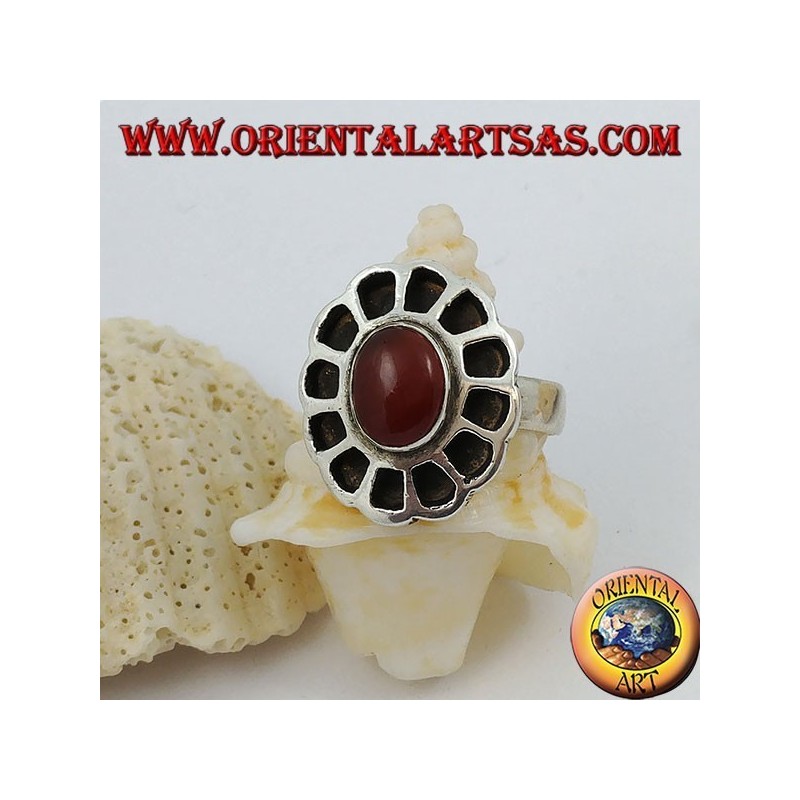 Silberring in Form einer Blume mit ovalem Karneol und durchbrochenen Blütenblättern
