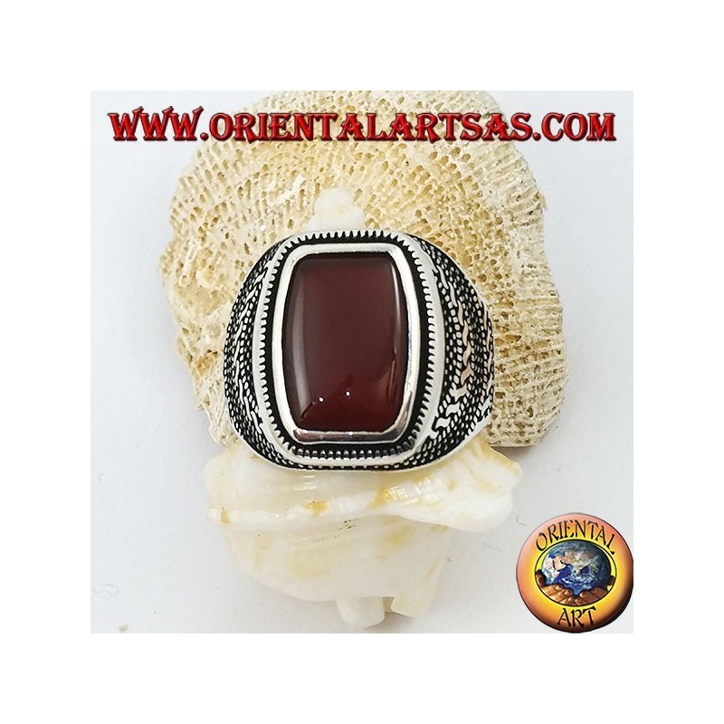 Bague en argent avec cornaline rectangulaire arrondie dans une rosace gravée