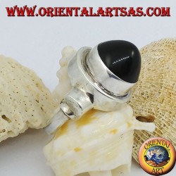 Anillo de plata con ónice cónico.