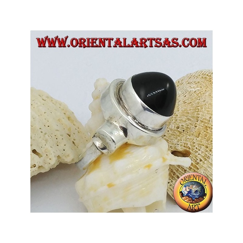 Anillo de plata con ónice cónico.