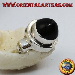 Anillo de plata con ónice cónico.