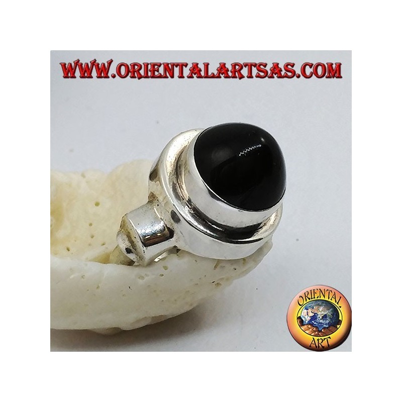Anillo de plata con ónice cónico.