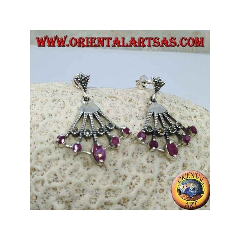 Boucles d'oreilles en argent en forme d'éventail avec cinq rubis ovales naturels sur les pointes alternés avec de la marcassite