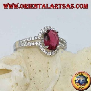 Anello in argento con rubino ovale sintetico incastonato contornato da fila di zirconi sdoppiata