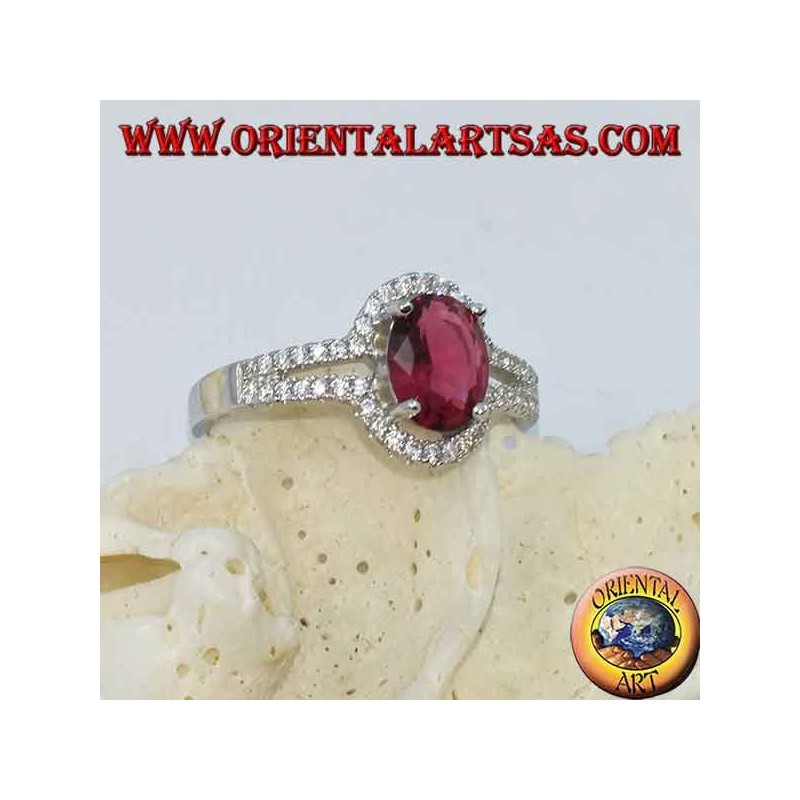 Bague en argent avec rubis synthétique ovale sertie d'une rangée de zircons cubiques doubles