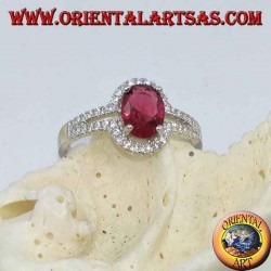 Bague en argent avec rubis synthétique ovale sertie d'une rangée de zircons cubiques doubles