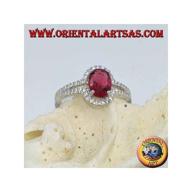 Bague en argent avec rubis synthétique ovale sertie d'une rangée de zircons cubiques doubles