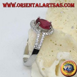 Bague en argent avec rubis synthétique ovale sertie d'une rangée de zircons cubiques doubles