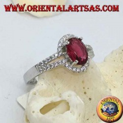 Bague en argent avec rubis synthétique ovale sertie d'une rangée de zircons cubiques doubles