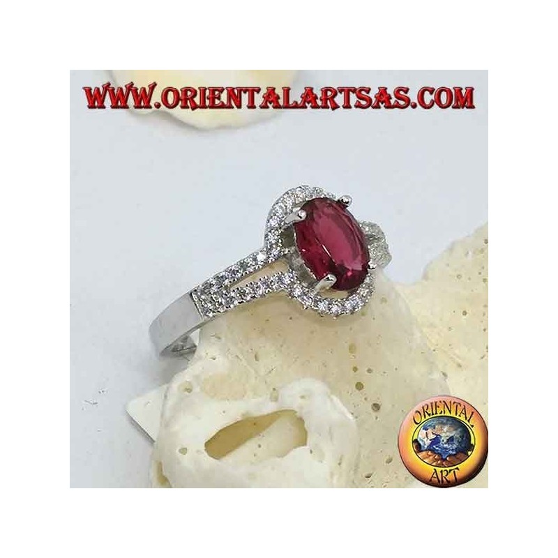 Anello in argento con rubino ovale sintetico incastonato contornato da fila di zirconi sdoppiata