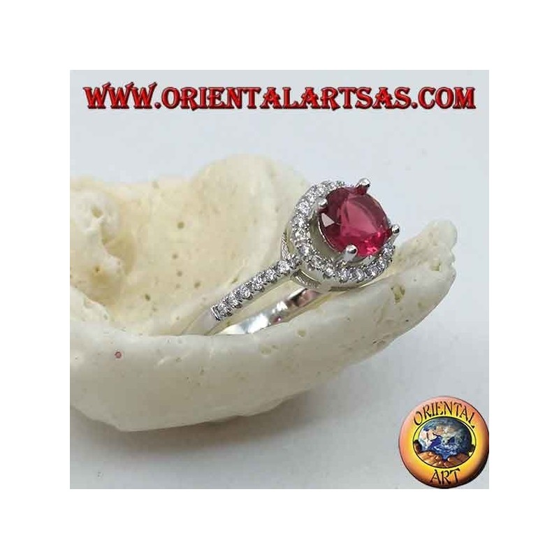 Anillo de plata con rubí redondo sintético engastado rodeado de una hilera de circonitas.