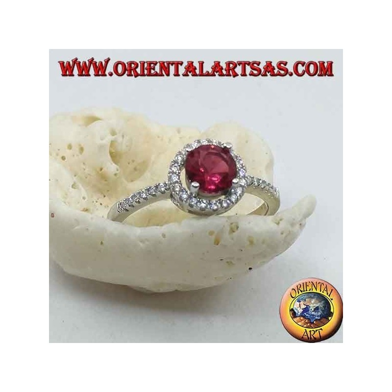 Anillo de plata con rubí redondo sintético engastado rodeado de una hilera de circonitas.