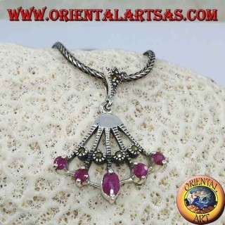 Ciondolo in argento pendente a ventaglio con cinque rubini ovali naturali sulle punte alternati da marcasite
