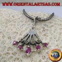 Colgante de plata en forma de abanico con cinco rubíes ovales naturales en las puntas alternadas con marcasita
