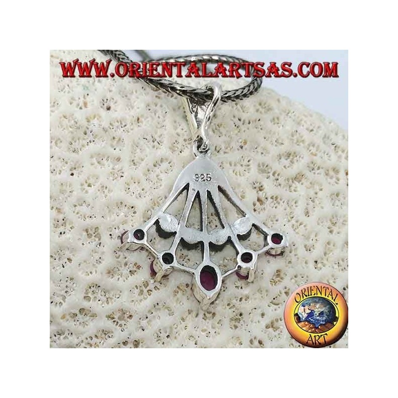 Ciondolo in argento pendente a ventaglio con cinque rubini ovali naturali sulle punte alternati da marcasite