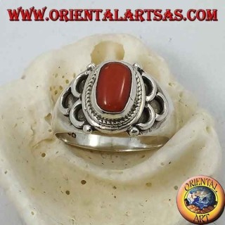Anello in argento con corallo naturale ovale di origine antica tibetana con semicerchi sui lati