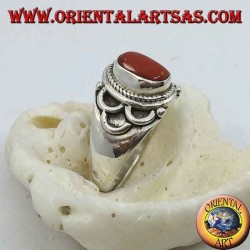 Bague en argent avec corail naturel ovale d'origine tibétaine ancienne avec demi-cercles sur les côtés