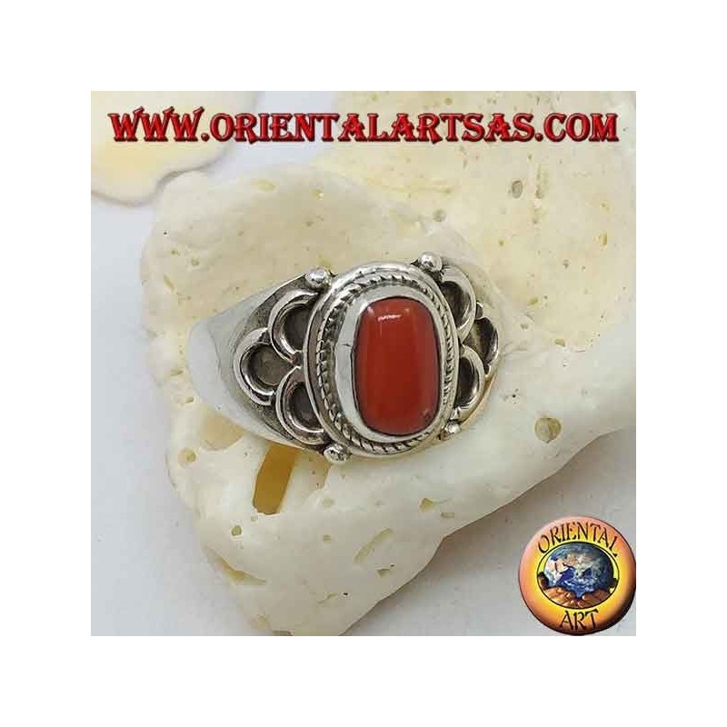 Anillo de plata con coral natural ovalado de origen tibetano antiguo con semicírculos en los lados.