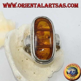 Bague en argent avec ambre naturel ovale d'origine tibétaine ancienne et monture rayée