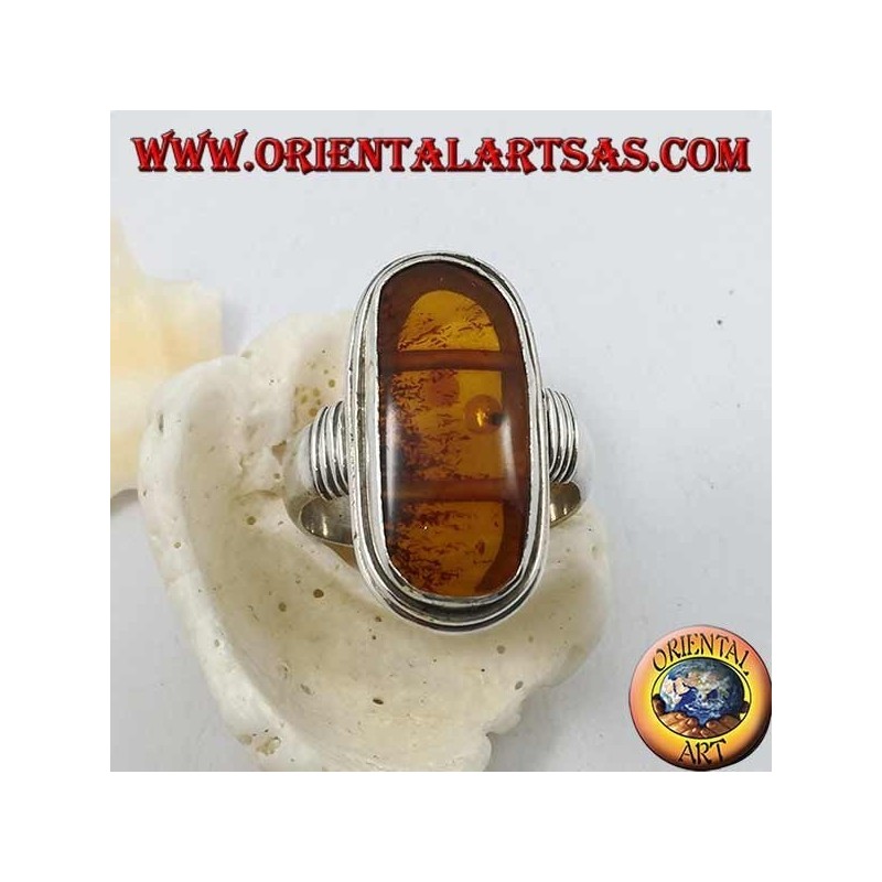 Anillo de plata con ámbar natural ovalado de origen tibetano antiguo y marco rayado