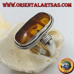 Bague en argent avec ambre naturel ovale d'origine tibétaine ancienne et monture rayée