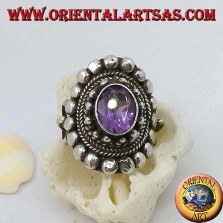 Bague en argent avec améthyste ovale naturelle sur une monture de style népalais avec disques et tresses