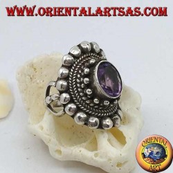 Anillo de plata con amatista ovalada natural en un marco de estilo nepalés con discos y trenzas