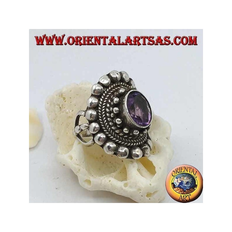 Anello in argento con ametista ovale naturale su montatura in stile nepalese con dischetti e intrecci
