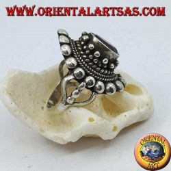 Bague en argent avec améthyste ovale naturelle sur une monture de style népalais avec disques et tresses