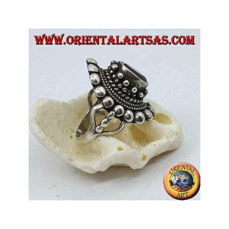 Silberring mit natürlichem ovalem Amethyst auf einem Rahmen im nepalesischen Stil mit Scheiben und Zöpfen