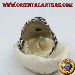 Bague en argent avec améthyste ovale naturelle sur une monture de style népalais avec disques et tresses