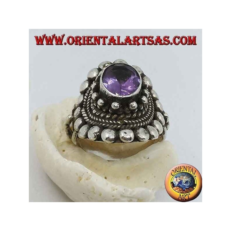 Bague en argent avec améthyste ovale naturelle sur une monture de style népalais avec disques et tresses