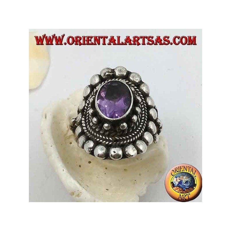 Anillo de plata con amatista ovalada natural en un marco de estilo nepalés con discos y trenzas