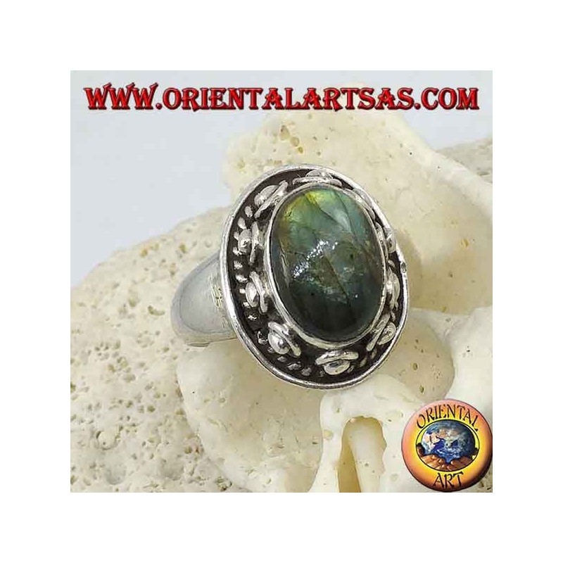 Anillo de plata con labradorita ovalada rodeada de tachuelas y trenza